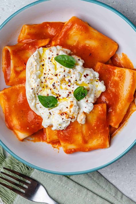 This Burrata Pasta is going to be your new favorite pasta! Ceamy burrata cheese served over a rich tomato pasta, it's a match made in heaven! Burrata Mac And Cheese, Pasta Serving Ideas, Pasta With Burrata Cheese, Fresh Mozzarella Pasta, Tomato Burrata Pasta, Elegant Meals, Burrata Pasta, Vodka Sauce Pasta, Pasta Creamy