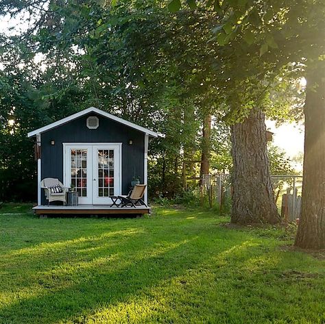 Back Yard Studio in Black and White — Sarah Greenman Black Summer House, Black She Shed, Black Shed Ideas, Black And White Shed, Tiny Home Backyard Guest Houses, Black Sheds, Tiny Home Backyard, Backyard Tiny House, Backyard Art Studio