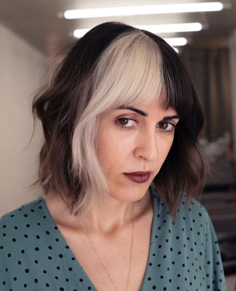 Two Toned Hair Bangs, Split Dyed Bob, Split Color Bangs, Colorblock Hair Short, Block Dyed Hair Short, Colorblock Bangs, Color Block Bob, 2 Tone Hair Color Ideas For Short Hair, Money Piece Bangs