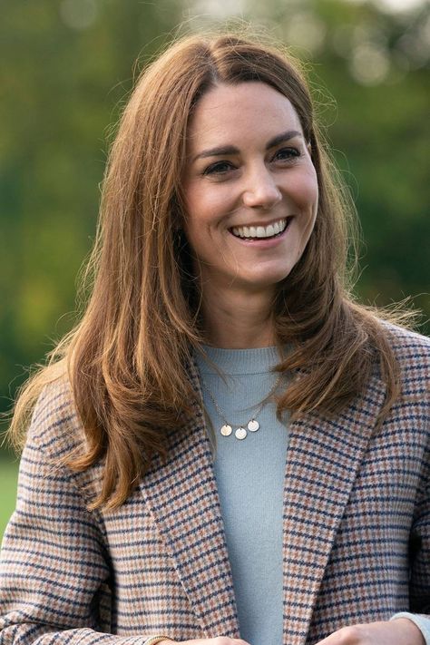 Kate Middleton Haircut, Blended Highlights, Certificate Of Marriage, Face Framing Hair, Looks Kate Middleton, Kate Middleton Hair, Rich Brunette, Kate Middleton Outfits, Catherine Elizabeth Middleton