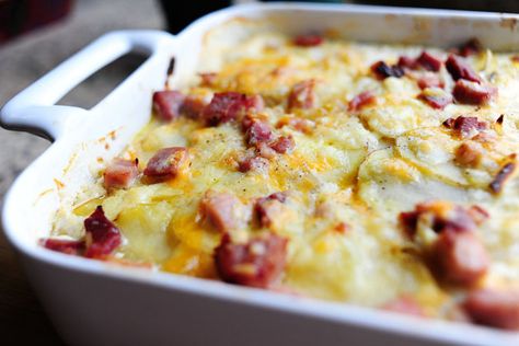 Scalloped Potatoes and Ham, from the Pioneer Woman. The added a few things: 3 c half and half (no cream), 1/3 c flour (rather than 1/4), garlic powder, onion powder. GREAT!!! Potatoes And Ham, Ree Drummond Recipes, Scalloped Potatoes And Ham, Pioneer Woman Recipes, Savory Dishes, Leftover Ham, Ree Drummond, Scalloped Potatoes, Ham Recipes