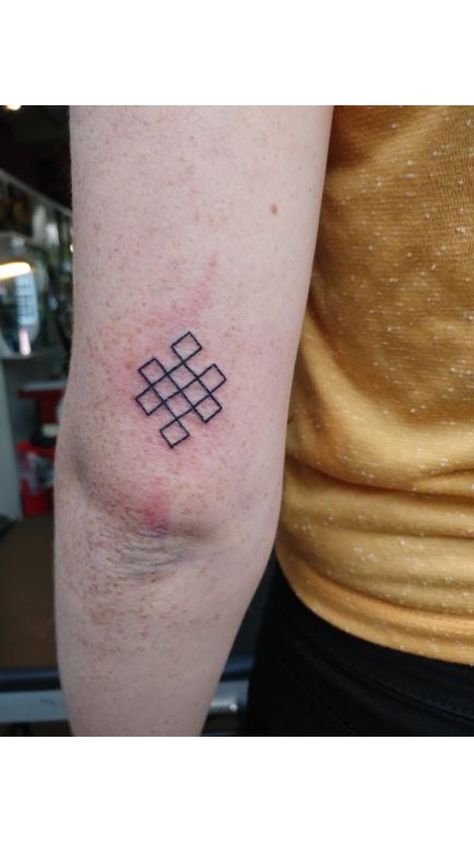 Endless knot. Endless Knot Tattoo, Mystic Knot, Tiny Flower Tattoos, Tattoo Fine Line, Endless Knot, Knot Tattoo, Dope Tattoos For Women, Dope Tattoos, Fine Line