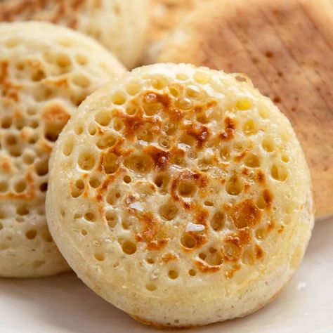 English Crumpets Recipe, Crumpets Recipe Easy, Breakfast Crumpets, British Treats, Crumpets Recipe, English Crumpets, Homemade Crumpets, Crumpet Recipe, Professional Cooking