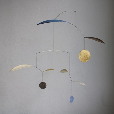 Circle Mobile, Mid Century Sculpture, Paper Mobile, Paper Party Decorations, Bird Mobile, Modern Mobile, Interior Minimalista, Mobile Art, Kinetic Sculpture