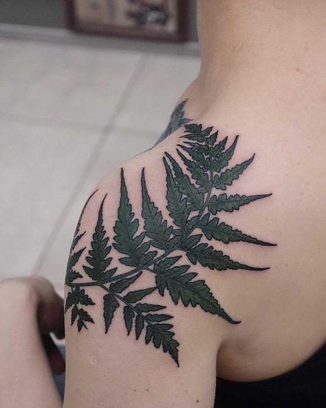 White Finger Tattoos, Fern Leaf Tattoo, Finger Tattoos Fade, Botanisches Tattoo, Fern Tattoo, Small Shoulder Tattoos, Leaf Tattoo, Belly Tattoos, Tattoo Shoulder