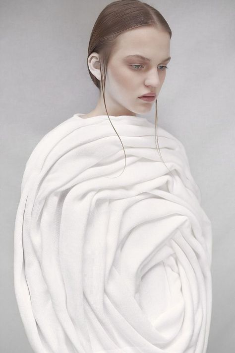 Soft white. Mode Rose, Vetements Clothing, Sculptural Fashion, Cocoon Dress, Woman In White, Robert Mapplethorpe, 3d Fashion, Design Textile, 3d Laser