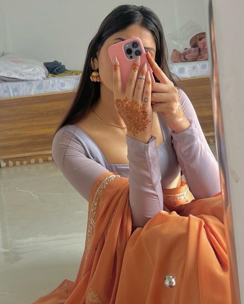 Mirror Poses, Celebrity Casual Outfits, Cute Outfits With Jeans, Beautiful Casual Dresses, Casual Indian Fashion, Desi Fashion Casual, Indian Bridal Fashion, Saree Look, Girls Dpz