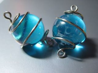 How to make a Spiral Wire Wrapped Component.  There's a tutorial for crackling marbles... put the 2 tutorials together and this will be extra lovely. Marble Crafts, Marble Ideas, Marbles Crafts, Marble Jewelry, Bijoux Fil Aluminium, Homemade Jewelry, Handmade Jewelry Diy, Wire Crafts, Unique Handmade Jewelry