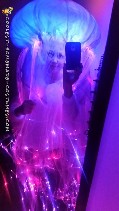 Coolest Homemade Costumes for DIY Costume Enthusiasts Light Up Jellyfish, Jellyfish Costume Diy, Costume Homemade, Jellyfish Costume, Diy Jelly, Light Up Costumes, Jellyfish Light, Fish Costume, Photo Hacks