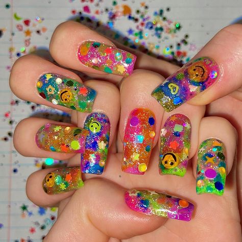 Hyperpop Nails, Nail Designs Gummy Bear, Fun Nail Ideas, Gummy Bear Charm Nails, Acrylic Nails With Gummy Bear Charms, Colorful Gummy Bear Nails, Candy Nail Charms, Nail Photos, Really Cute Nails