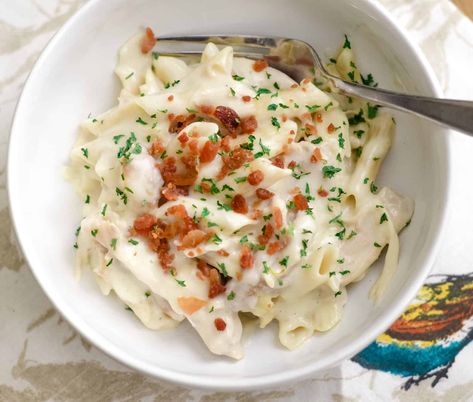 Ninja Foodi Chicken Alfredo is a great meal that's ready to eat in just about 30 minutes. It's also easy to make gluten-free too! Ninja Cooking System Recipes, Ninja Training, Ranch Pasta, Ninja Recipes, Chicken Steak, Chicken Bacon Ranch, Ninja Foodi, Chicken Alfredo, Chicken Bacon