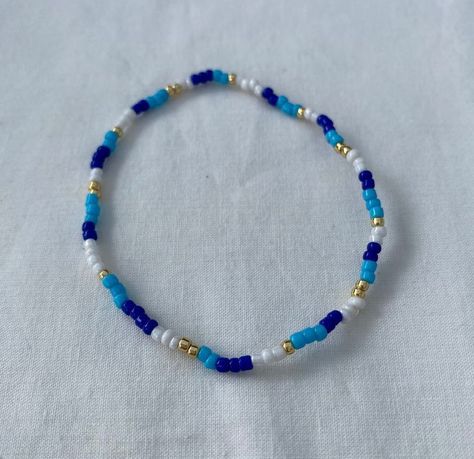 White And Blue Beaded Bracelet, Blue Beads Jewellery, Blue Seed Bead Bracelet Ideas, Blue And Gold Beaded Bracelets, Blue And White Beads Bracelet, Beaded Blue Bracelets, Blue Summer Bracelets, Gold And Blue Bracelet, Cute Summer Jewelry Diy