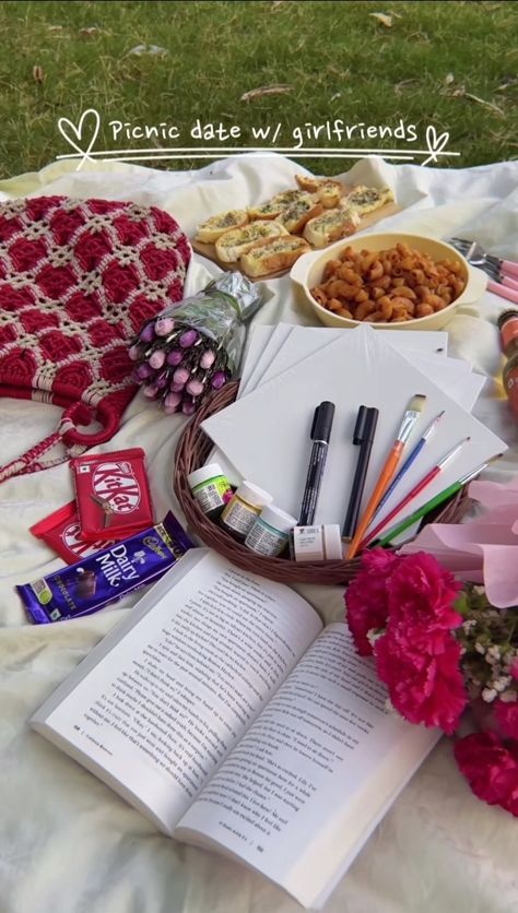 Picnic With Girlfriends, Date Plans Ideas, Dates With Friends Ideas, Picnic Activities Ideas, Picnic Art Date, Art Picnic Date, Desi Picnic Aesthetic Ideas, Picnic Date Activities, Friendship Date Ideas