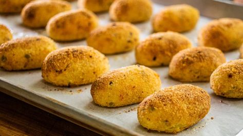 Pan Fried Italian Potato Croquettes Potato Croquette Recipe, Recipes With Videos, Parmesan Potato Wedges, Roti Bread, Baked Mashed Potatoes, Italian Potatoes, Mashed Potato Cakes, Cakes Easy, Croquettes Recipe