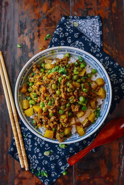 Beef Rice Bowl Recipe, Beef Rice Bowls, Rice And Noodles, Curry Beef, Beef Curry Recipe, Asian Rice, Woks Of Life, The Woks Of Life, Beef Rice