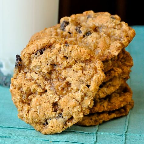 The Best Chewy Oatmeal Cookies a real old fashioned recipe that has crispy edges & a softer chewier center. The secret is to under bake them just a little. Chewy Oatmeal Cookies Recipe, Vanishing Oatmeal Raisin Cookies, Chewy Oatmeal Cookies, Best Oatmeal Cookies, Cookie Recipes Chewy, A Glass Of Milk, Rock Recipes, Oatmeal Cookies Chewy, Oatmeal Cookie Recipes