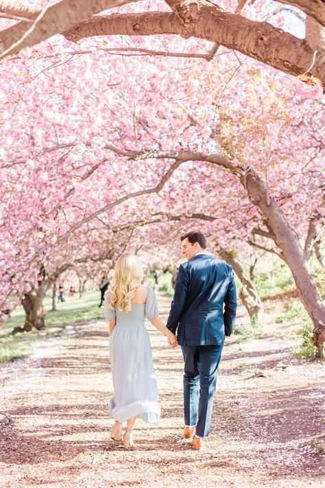 New York City Spring, Burger Photography, Sunrise Engagement Photos, Cherry Blossom Engagement, Cherry Blossom Pictures, Cute Engagement Photos, Blossom Season, Spring Engagement Photos, Couple Engagement Pictures