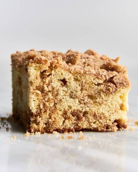 coffee cake on table from the side Vanilla Extract Recipe, Crumb Cake Recipe, Cinnamon Coffee Cake, Big Cakes, Coffee Cake Recipes, Baking Company, Crumb Cake, Crumb Topping, Piece Of Cake