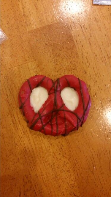 Spiderman chocolate covered pretzels Spiderman Chocolate Covered Oreos, Spiderman Chocolate Covered Pretzels, Spiderman Pretzels, Spiderman Treats Ideas, Deadpool Birthday, Spidey Birthday, Chocolate Spiders, Spiderman Birthday Party Decorations, Pretzel Treats