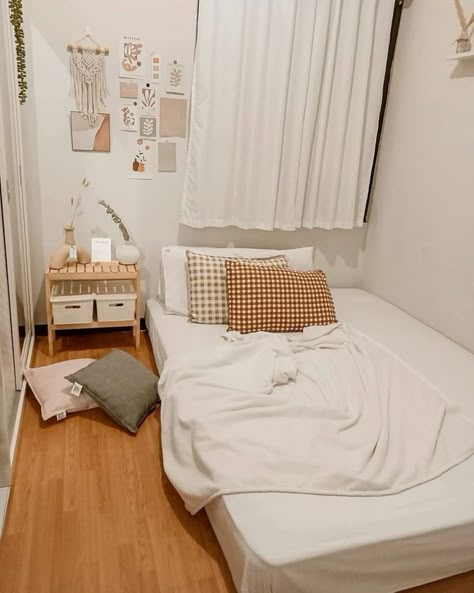 Simple Korean Room, Simple Bedroom Ideas For Small Rooms Minimalist, Korean Room, Small Room Design Bedroom, Small Bedroom Decor, Small Room Design, Redecorate Bedroom, Minimalist Room, Room Makeover Bedroom