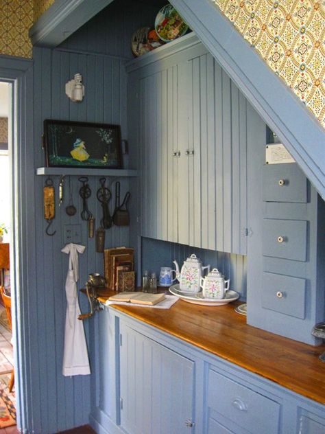 1950s Cottage Kitchen, Red Green Kitchen, Anne Of Green Gables Kitchen, Green Gables Inspired House, Blue Kitchen Cottage, Anne Of Green Gables Interior, Anne Of Green Gables House Interior, Anne Of Green Gables House, Vintage Blue Kitchen