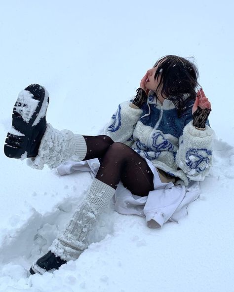 Snow Picture Pose Ideas, Snow Storm Outfit, Winter Outfits Cold Christmas, Senior Picture Winter, Winter Pose Reference, People In The Snow, Snow Outfit Ideas, Snow Poses, Winter Photoshoot Ideas