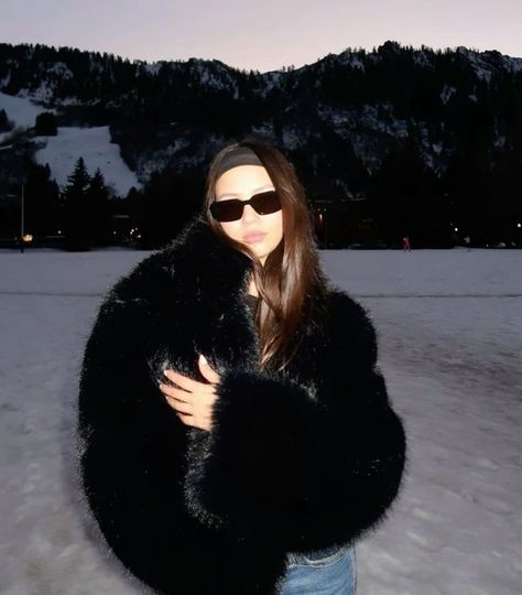 Black Fur Coat Outfit, Winter Ski Fashion, Gold Jewellery Necklace, Sade Aesthetic, Russian Vibe, Winter Shoot, Fur Coat Outfit, Snow Photoshoot, Black Fur Coat