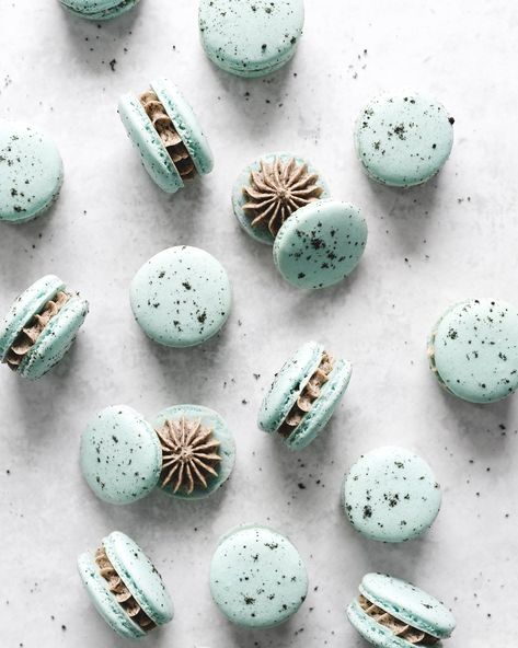 These dainty robin's egg blue oreo macarons are speckled with oreo crumbs and filled with a creamy oreo buttercream. They're stunning as an Easter dessert or any time of year. #macarons #oreomacarons #oreo #easterdesserts #easterrecipes | Teak & Thyme Oreo Macarons, Oreo Macaron, Blue Macarons, Kue Macaroon, Powdered Food Coloring, Brandy Snaps, Purple Food Coloring, Oreo Buttercream, Macaroon Cookies