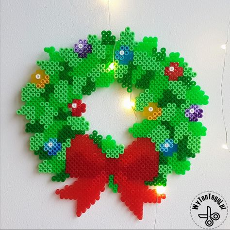 Perler Wreath Pattern, Perler Wreath, Christmas Melty Beads, Perler Bead Wreath, Hama Beads Patterns Christmas, Hama Beads Christmas, Christmas Perler Beads, Hamma Beads Ideas, Perler Creations