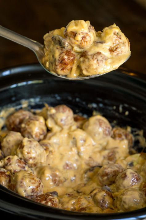 Mushroom Meatballs, Cheesy Meatballs, Cooking Panda, Crockpot Ideas, Stuffing Casserole, 12 Tomatoes, Crock Pot Slow Cooker, Crockpot Recipes Easy, Meat Dishes