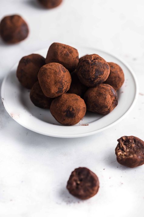 Chocolate Date Truffles Date Truffles, Crumb Recipe, What Is Healthy Food, Healthy Honey, Milk Smoothie, Decadent Chocolate, Chocolate Almonds, Chocolate Truffles, Snack Time