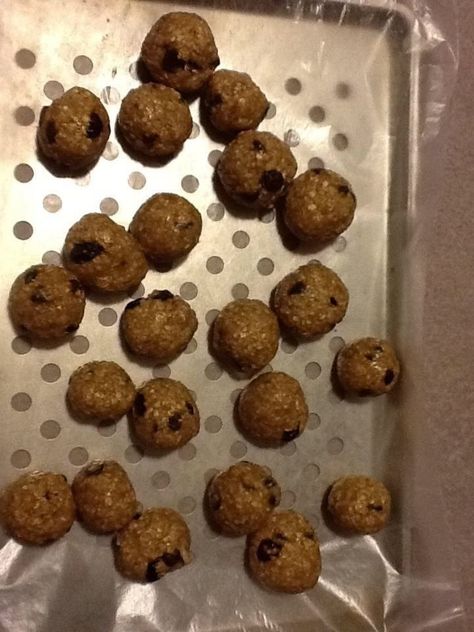 I got this recipe from a coworker and I didn't think much of it when I heard the ingredients just thinking ehhhh just another dry granola tasting thing. But I tried it and they are moist, amd delicious !!! And my kids are picky eaters and they LOVE these!!! I love how much fiber and protein they are getting with these Amish balls. They are also called high fiber balls. The Amish make them a lot and sell them at their market. And they sell them for 75 cents a piece!!! You can make them a l... Fiber Bites, Fiber Meals, Fiber Balls, Protein Energy Bites, Breakfast Kids, Fiber Recipes, High Fiber Snacks, Fiber Snacks, Picky Eaters Kids