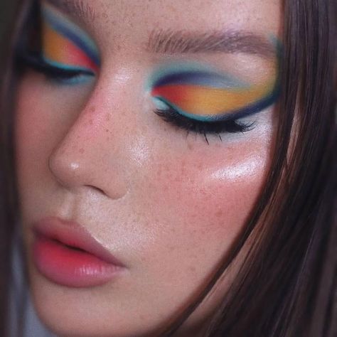 Colorful Makeup Ideas, Fade Into Hue Palette, Fade Into Hue, Summer Makeup Trends, Setting Mist, Orange Eyeshadow, Unique Makeup, Crazy Eyes, Makeup Eye Looks