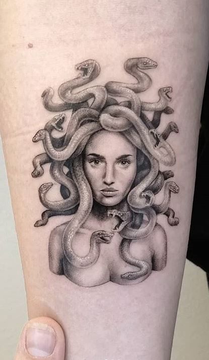 100 Beautiful Medusa Tattoos You’ll Need to See - Tattoo Me Now Athena Tattoo, Mangas Tattoo, Etching Tattoo, See Tattoo, Woodcut Tattoo, Medusa Tattoo Design, Engraving Tattoo, Greek Mythology Tattoos, Mythology Tattoos