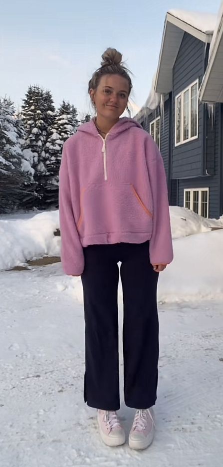 Comfy Period Outfit For School, Wide Leg Comfy Pants Outfit, Wide Leg Sweatpants Outfit Winter, Sweats Outfit Winter, Wide Leg Sweats Outfit, Modest Outfits Pants, Period Outfit Comfy, Wide Leg Sweatpants Outfit, Brooklyn Outfit