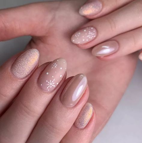 Beige Christmas Nails, Neutral Christmas Nails, Christian Nails, Christmas Nail Inspiration, Christmas Manicures, Mood Nail Polish, Beige Nails Design, Christmas Outfits Ideas, Nails New Years