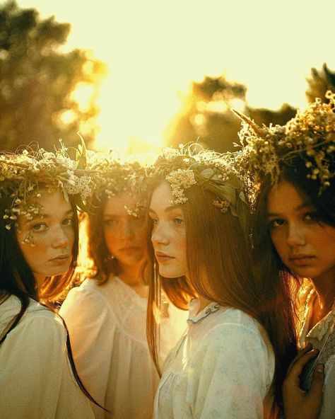 Summer Photoshoot Ideas, Fairy Photoshoot, Sisters Photoshoot, Women's Circle, Photographie Portrait Inspiration, Fairy Wedding, Summer Photoshoot, Images Esthétiques, Beltane