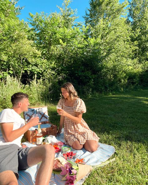 Cute Couple Picnic Ideas, Guy Picnic Outfit, Couples Picnic Date, Couple Farmers Market, Couple Picnic Aesthetic Ideas, Picnic Outfit Couple, Picnic Aesthetic Date, Picnic Date Outfit Ideas, Outside Date Ideas