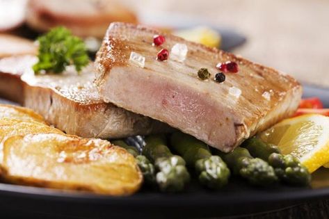 How to Cook Pan-Seared Yellow Fin Tuna How To Cook Tuna, Grilled Tuna Steaks, Smoked Tuna, Raw Tuna, Grilled Tuna, Fresh Tuna, Yellowfin Tuna, Tuna Steaks, Ahi Tuna