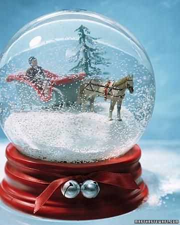 DIY: bolas de cristal con nieve Bell Crafts, Christmas Snow Globes Diy, Socking Stuffers, Homemade Snow Globes, Globe Diy, Christmas Globes, Diy Snow Globe, I Love Snow, Water Globes