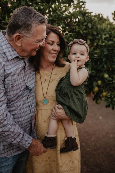 Grandma And Grandpa With Grandkids Pictures, Grandfather Granddaughter Photos, Grandparent Family Pictures, Family Grandparents Photography, Grandparents With Grandkids Aesthetic, Grandparent Poses Family Pics, Photo Shoot With Grandparents, Grandparents With Grandkids Photo Ideas, Grandparent Grandkids Photoshoot