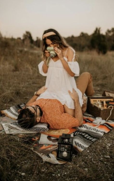 Picnic Engagement Photos, Boho Engagement Photos, Picnic Photo Shoot, Picnic Pictures, Picnic Photography, Picnic Engagement, Picnic Theme, Pre Wedding Photoshoot Outdoor, Engagement Pictures Poses