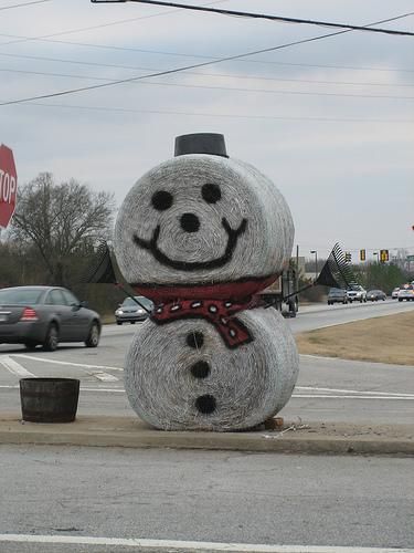 Snowman Hay Bale, Hay Bales Decorations, Hay Bale Christmas, Christmas At The Zoo, Hay Bale Decor, Painted Hay Bales, Hay Bale Decorations, Hay Bale Ideas, Hay Bale Art