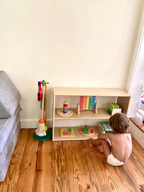 Colorful Montessori Nursery, Montessori Play Shelf, Montessori Shelf Ideas, Lovevery Toys, Montessori Toy Storage, Nursery Montessori, Montessori Toy Shelf, Rocking Bed, Learning Room