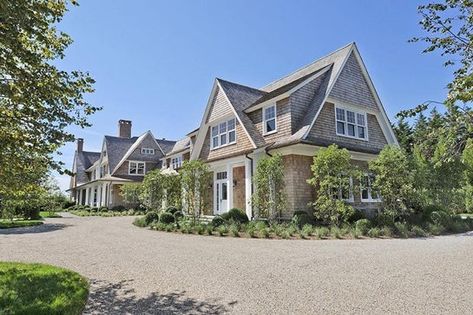 8 Of The Most INSANE Hamptons Homes On The Market #refinery29 Houses Cottage, Hamptons Houses, Gambrel Exterior, Hampton Homes, Summer Architecture, Cottage Summer, Architecture Traditional, Hamptons Homes, Gambrel Style