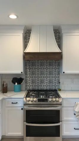 Range Hood Kitchen, Kitchen Backsplash Tile Designs, Hood Kitchen, Backsplash Tile Design, Custom Range Hood, Kitchen Backsplash Designs, Casa Country, Backsplash Designs, Accent Tile