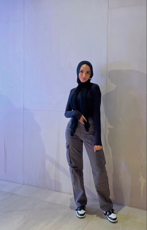 Hijabi Fashion Summer, Cute Sweatpants Outfit, Hijabi Fits, Cute Sweatpants, Hijab Style Casual, Hijabi Fashion Casual, Sweatpants Outfit, Cargo Pants Outfit, Hijabi Outfits Casual