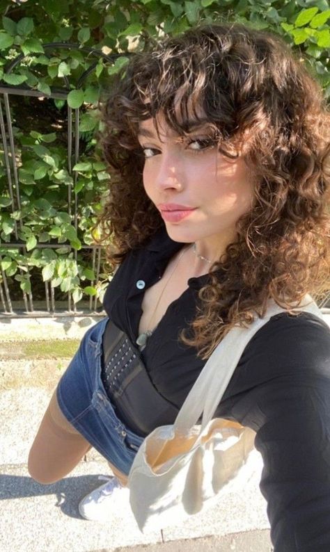 Shaggy Shoulder Length Curly Hair, Side Bangs Curly Hair Natural Curls, Curly Wolf Cut With Bangs, Curly Punk Hair, Lydia Maachi, Natural Curly Hair Cuts, Curly Hair Photos, Haircuts For Curly Hair, Hairdos For Curly Hair