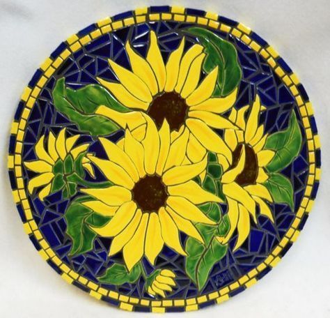 Mosaic Sunflower, Sunflower Mosaic, Mosaic Furniture, Art Macramé, Mosaic Stepping Stones, Mosaic Garden Art, Mosaic Art Projects, Mosaic Tile Art, Glass Mosaic Art