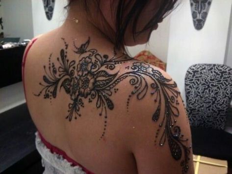 Henna Chest, Shoulder Henna, Small Henna Designs, Cute Henna Tattoos, Totem Tattoo, Small Henna, Henna Inspired Tattoos, Henna Ideas, Henna Tattoo Designs Hand